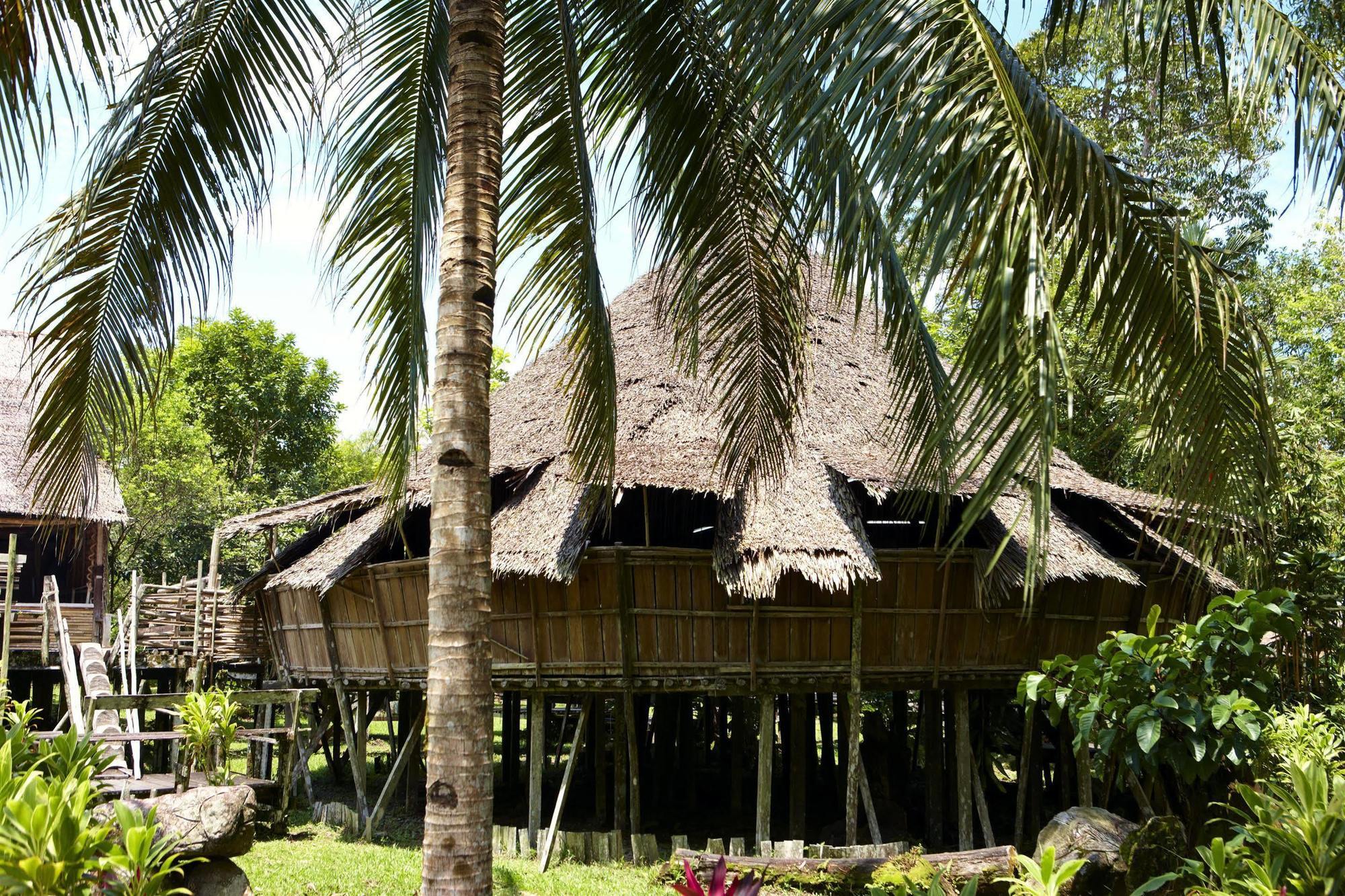 Four Points By Sheraton Kuching Exterior photo